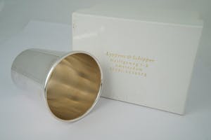 2555 - Fraaie 1e gehalte Zilveren kinder/geboorte beker orig. verpakking kopen? Bied vanaf 70!