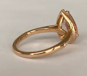 AcheterRing van 18 karaats roségoud met peervormige morganiet en halo van diamanten? Enchérissez de 700!