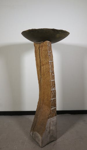 Loek Hambeukers - Grote bronzen schaal op houten sokkel kopen? Bied vanaf 350!