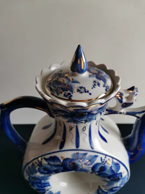 Niet of onleesbaar gesigneerd - Fraai gedecoreerde Chinese koffiepot met kraaiende haan kopen? Bied vanaf 1!