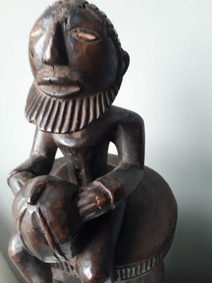 Dogon - Houten beeld van man op kruk met watervat kopen? Bied vanaf 30!