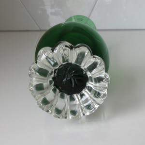 Bo Borgstrom - Twee glazen vintage "Bud" vaasjes in groen en olijfgroen kopen? Bied vanaf 1!