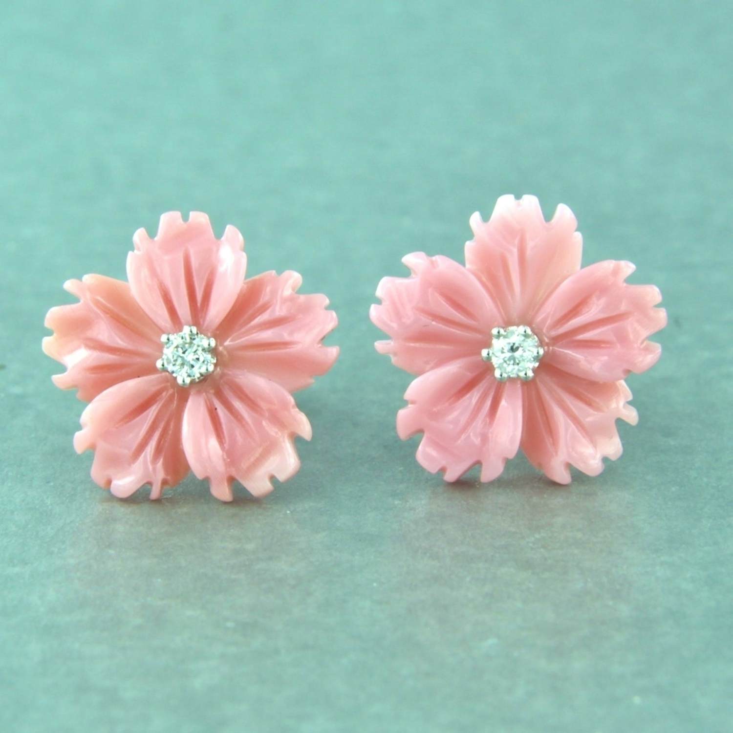 18k gouden oorknoppen met roze agaat en briljant geslepen diamant 0.08ct verkocht voor € 210!