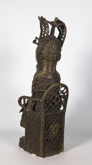 Benin - Brons, Zittende heerser op troon met zwaard kopen? Bied vanaf 225!