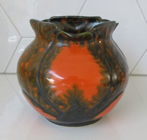 Arnhemsche Fayencefabriek - Twee oranje zwarte art deco vazen - Klaas Vet kaufen? Bieten Sie von 10!