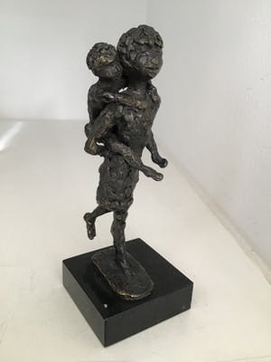 Astrid Veldhuyzen-Koppen - Sculptuur “ ZUSJES “. Gesigneerd kopen? Bied vanaf 60!