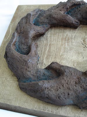 Klaas Pijlman - Aardewerk op hout , Handen ineen - ca. 1975 kopen? Bied vanaf 50!