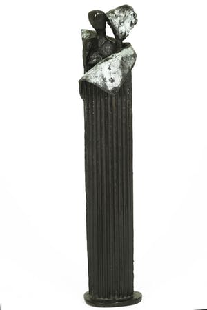 Renee van Leusden - Twee figuren in zuil 'Shelter' kopen? Bied vanaf 550!