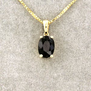 14K Goud - geelgouden solitairhanger met ovaal geslepen saffier 0.95 ct. aan collier kopen? Bied vanaf 145!