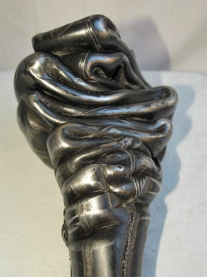 Niet of onleesbaar gesigneerd - Metalen beeld , “Gesmolten…!” – Op hardhouten voet kopen? Bied vanaf 1!