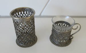 Niet of onleesbaar gesigneerd - Twee antieke filigraan zilveren glashouders - een met origineel glas - kopen? Bied vanaf 10!