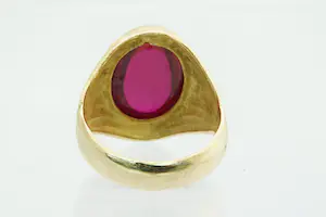 32- Grote Surinaamse mooi bewerkte 18 krt geel gouden kleursteen (rood) ring kopen? Bied vanaf 500!