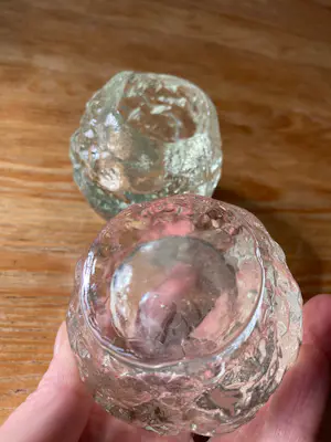 Kosta Boda - Twee theelichthouders "Snowball" door Ann Warff kopen? Bied vanaf 28!