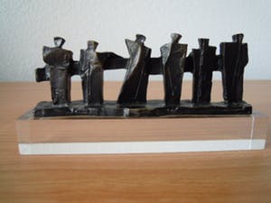 Frans Steginga - Prachtig beeldje "Samen de zaak van de grond tillen " - op plexiglas sokkel kopen? Bied vanaf 35!
