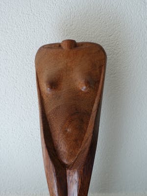 Niet of onleesbaar gesigneerd - Fraai gestileerd houten naakt (Amsterdamse school?) kopen? Bied vanaf 1!