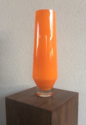 Niet of onleesbaar gesigneerd - HOGE ORANJE GLAZEN DESIGN VAAS kopen? Bied vanaf 1!