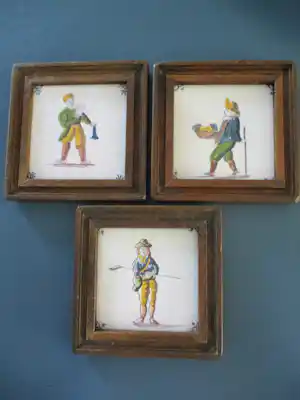 Koninklijke Tichelaar Makkum - 3 Oud Hollandse tegels in houten lijst verkauft für € 30!