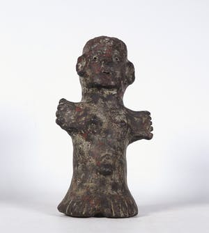 Niet of onleesbaar gesigneerd - Oude handpop van versteend materiaal met rood pigment kopen? Bied vanaf 1!