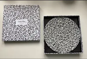 Keith Haring - porseleinen verzamelbord Ligne Blanc handgeschilderd wit/zwart Limited Edition kopen? Bied vanaf 150!