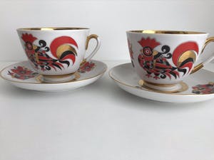 Lomonosov - Set van twee Lomonosov porseleinen koppen en schotels ‘Rode Haan’ - 22 k goud kopen? Bied vanaf 65!