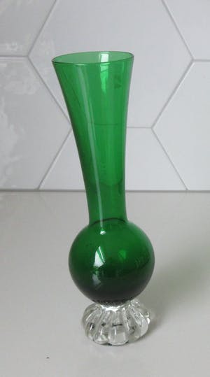 Bo Borgstrom - Twee glazen vintage "Bud" vaasjes in groen en olijfgroen kopen? Bied vanaf 1!