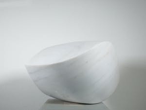 Niet of onleesbaar gesigneerd - Abstract geometrisch massief marmeren sculptuur kopen? Bied vanaf 1!