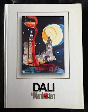 Salvador Dali - "Dali in Manhattan". With a very large collection of Dali's works. kopen? Bied vanaf 29!