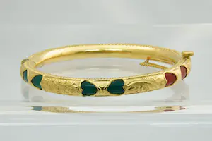 29 - Gedeeltelijk 18 Krt geel-gouden opengewerkte armband met diverse kleuren kopen? Bied vanaf 380!