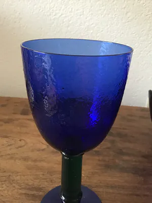 Niet of onleesbaar gesigneerd - Zware blauwe glazen schaal met groot drinkglas kopen? Bied vanaf 1!