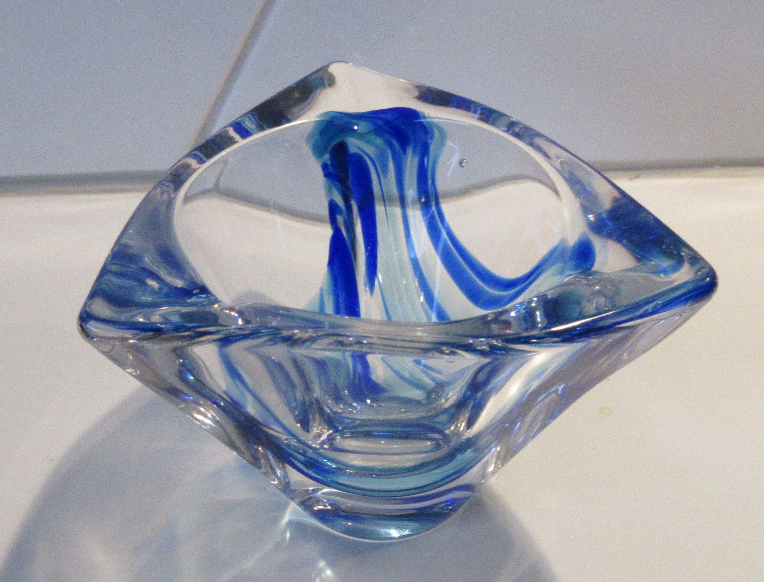 Max Verboeket - Mooi klein kunstglazen asbakje met blauwe slingers kopen? Bied vanaf 15!