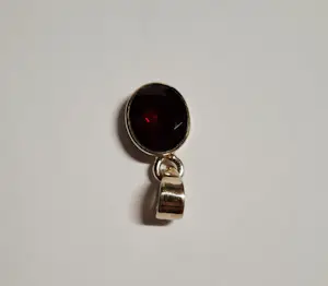 Nieuwe Handgemaakte  zilveren hanger met een mooie gefacetteerde Granaat kopen? Bied vanaf 55!