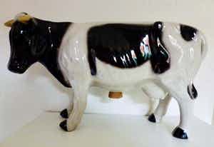 Niet of onleesbaar gesigneerd - Grote zwart bonte Koe, waarschijnlijk als reclamemateriaal in Slagerij? verkocht voor € 1!