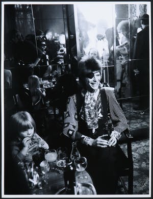 Nico Koster - Foto van David Bowie met zijn zoon in het Amstel Hotel in 1973 kopen? Bied vanaf 150!
