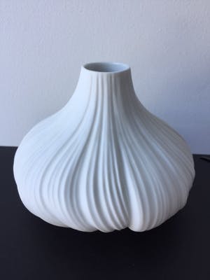 Rosenthal - Martin Freyer Plissévaasje (knoflook) wit, biscuit porselein h 12 cm kopen? Bied vanaf 79!