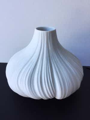 Rosenthal - Martin Freyer Plissévaasje (knoflook) wit, biscuit porselein h 12 cm verkocht voor € 79!