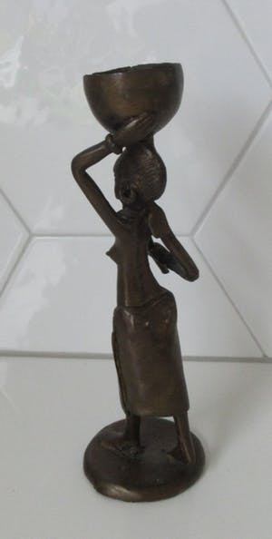 Niet of onleesbaar gesigneerd - Bronzen beeld van een Afrikaanse vrouw kopen? Bied vanaf 10!