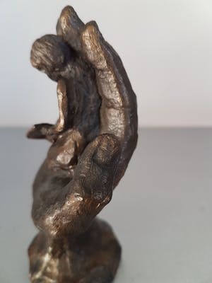 Astrid Veldhuyzen-Koppen - Beeld " Hand met lezend kind " kopen? Bied vanaf 35!