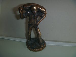 Niet of onleesbaar gesigneerd - fraai bronzen beeldje van havenarbeider met een zak op schouder kopen? Bied vanaf 1!