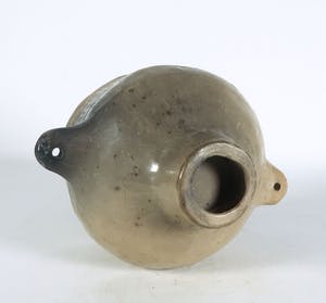 Dirk Hubers - Aardewerk, Sgrafitto schaal en een pot op voet van onbekende maker kopen? Bied vanaf 80!