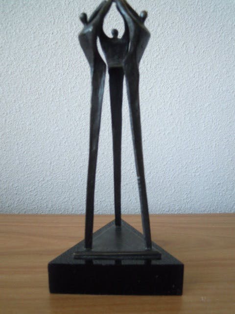 Corry Ammerlaan - Prachtig beeldje 3 personen met handen in de lucht. kopen? Bied vanaf 25!