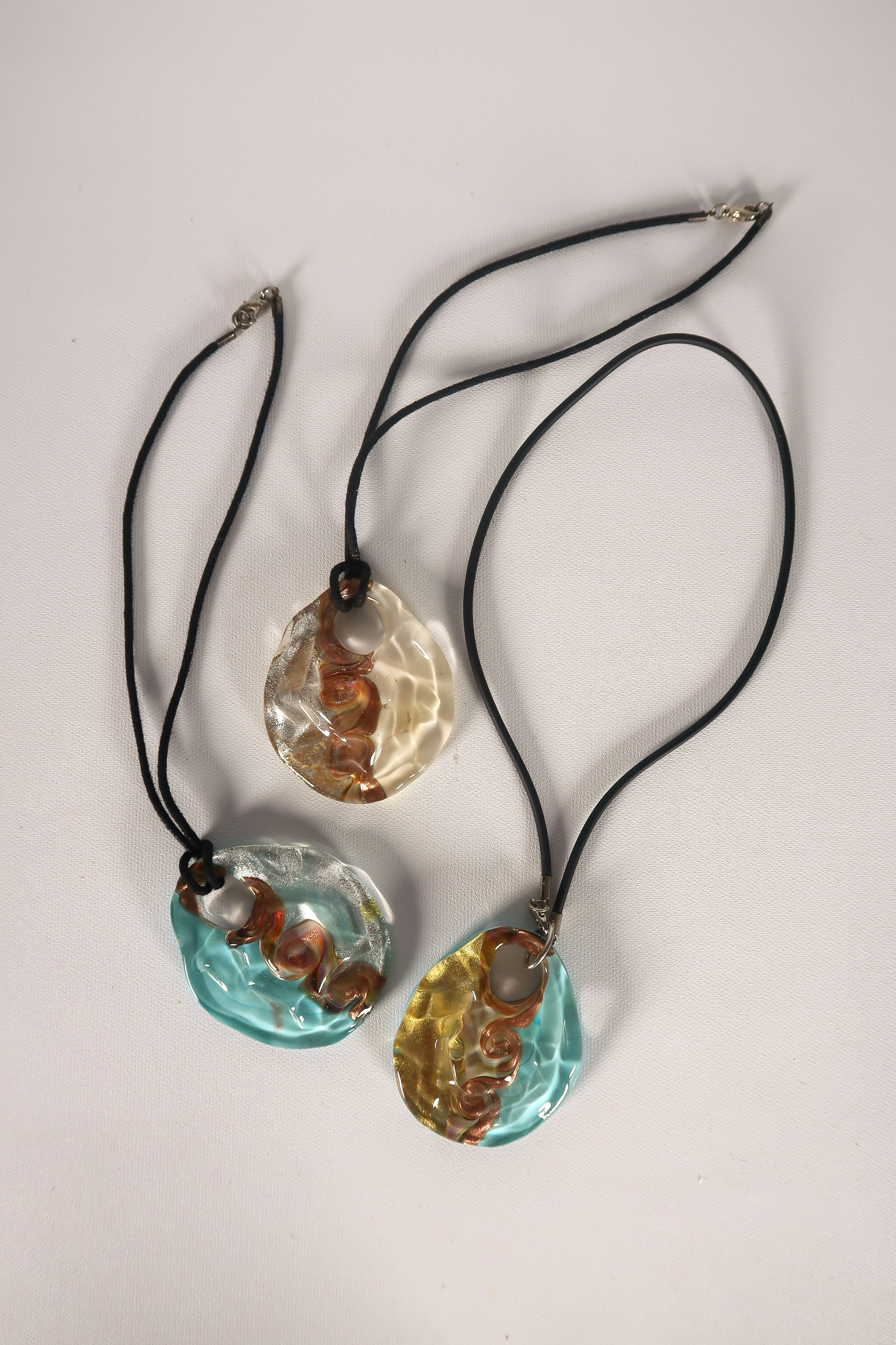 Niet of onleesbaar gesigneerd - Glas, Drie hangers, Murano verkocht voor € 1!