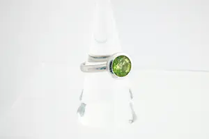 Acheter159- Massief 14 Krt wit-gouden design ring met lichtgroene 2.50ct edelsteen? Enchérissez de 170!