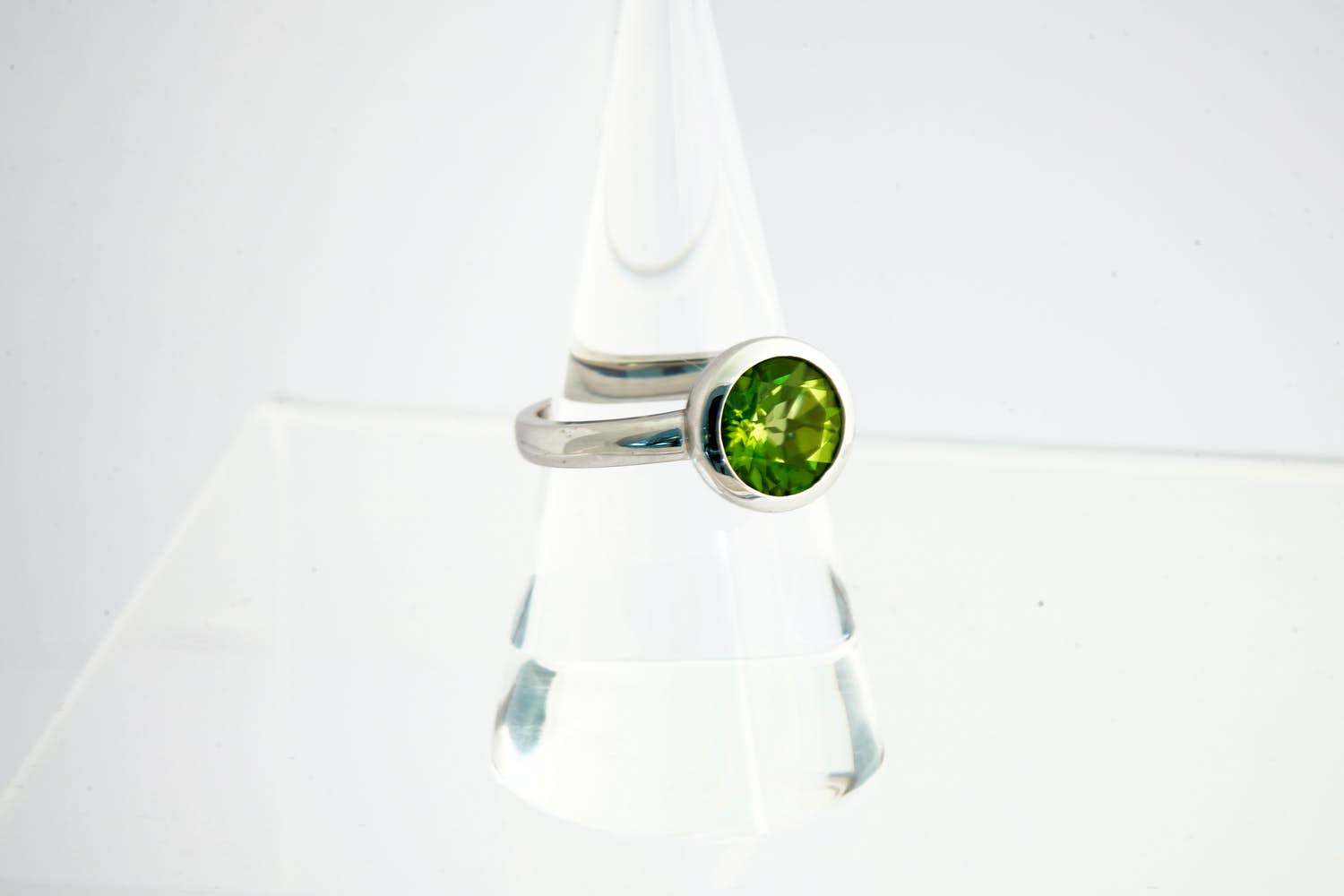 159- Massief 14 Krt wit-gouden design ring met lichtgroene 2.50ct edelsteen kopen? Bied vanaf 170!