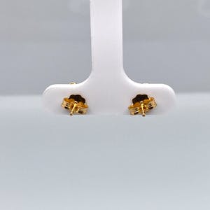 18kt gouden handgemaakte oorstekers met topaas. 1,56gr kopen? Bied vanaf 95!