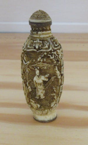 Niet of onleesbaar gesigneerd - Twee Cinnabar handgesneden Chinese Snuifflacons kopen? Bied vanaf 10!