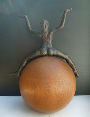 Brons (Onbekend) - Zwanger naakt op houten bol. kopen? Bied vanaf 125!