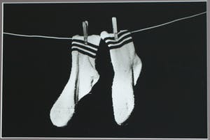 Anneke Bleeker - Foto , “Twee sokken” – ingelijst – ca 1975 kopen? Bied vanaf 50!