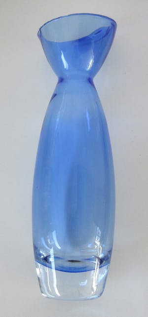 Niet of onleesbaar gesigneerd - Studio blauw glazen vrij gevormde vaas kopen? Bied vanaf 1!