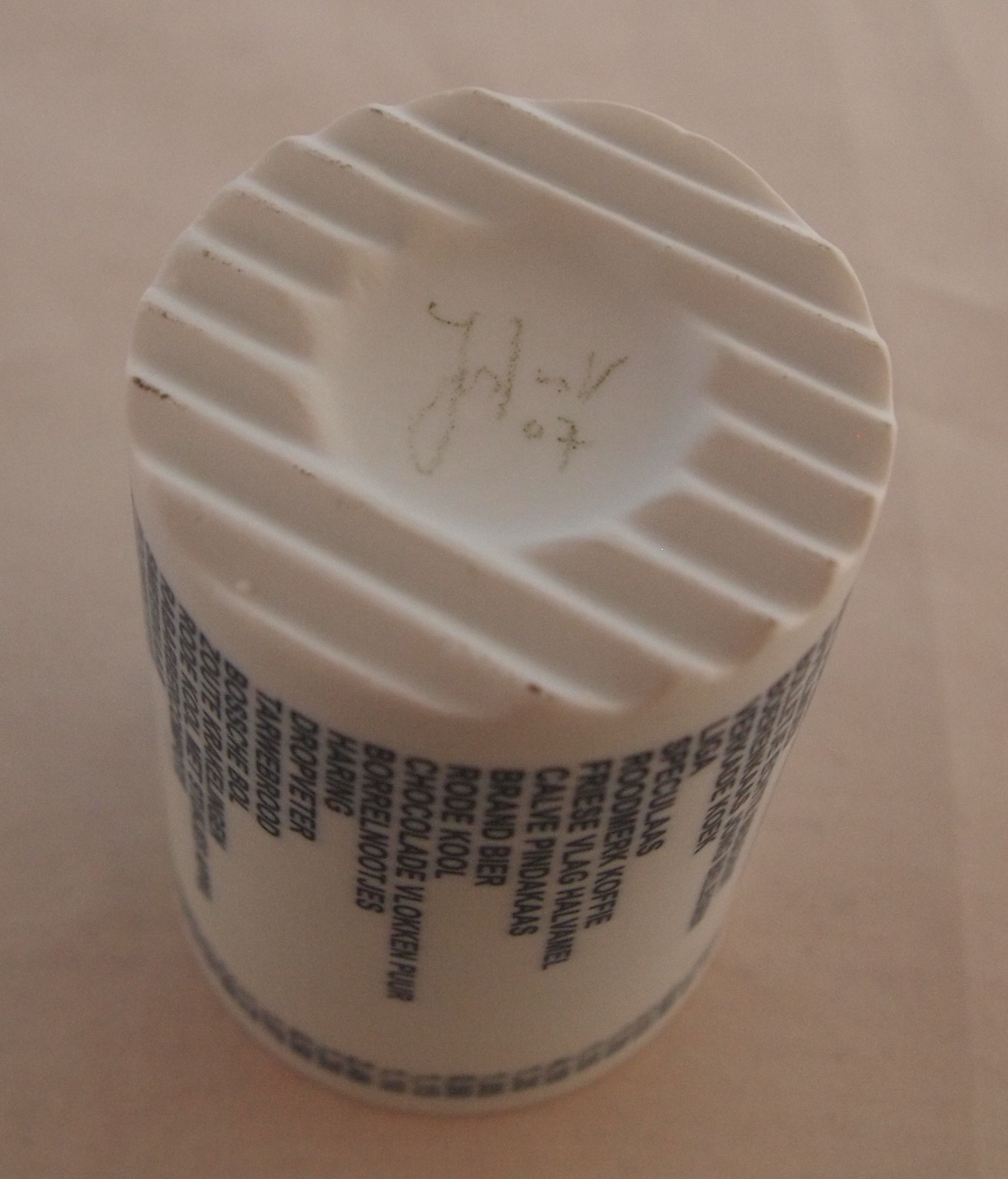 Niet of onleesbaar gesigneerd - Studio biscuit porseleinen beker "boodschappenlijst" kopen? Bied vanaf 1!