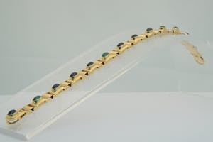 1221- Fraaie 18 karaats gouden "3 om 1" armband - saffier en smaragd - cabuchon kopen? Bied vanaf 920!